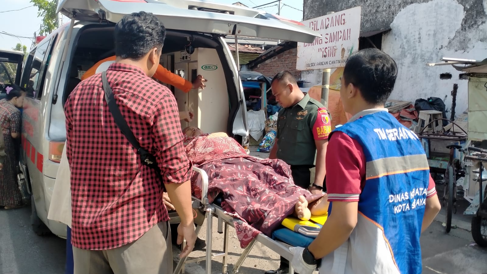 Babinsa Bantu Evakuasi Warga Binaannya Ke Rumah Sakit