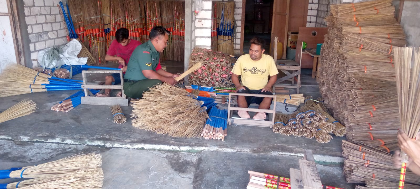 Berikan Saran Peningkatan Hasil Usaha, Babinsa Balongpanggang Kunjungi Tempat UMKM Pembuatan Sapu Lidi