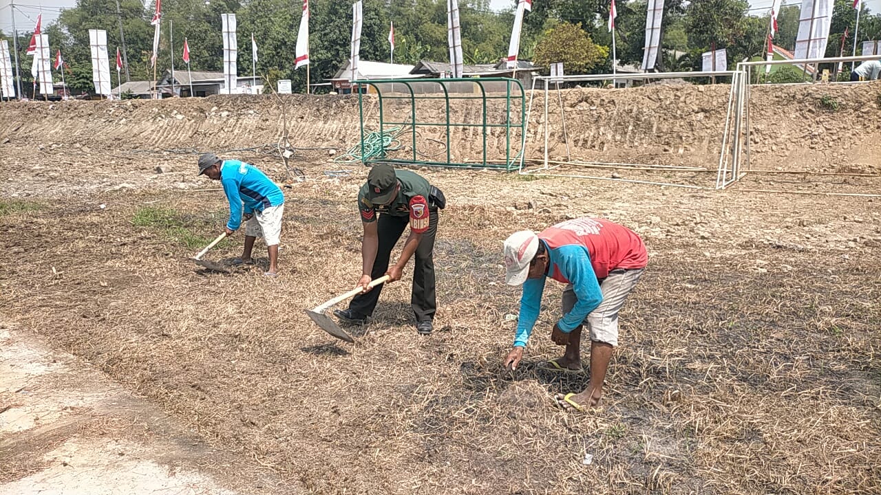 Membuat Lebih Baik, Babinsa Mondoluku Ajak Warga Karya Bhakti Pemeliharaan Lapangan Desa