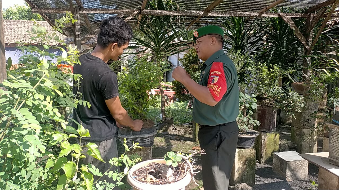 Komsos Babinsa Wringinanom Guna Maksimalkan Perawatan Bunga Hias di Stand Binaan