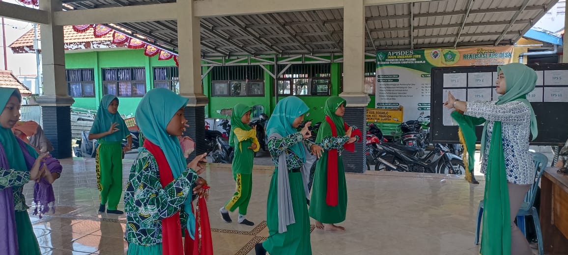 KKN UNIPA Surabaya Kembangkan Sanggar Tari Bon Buana di Desa Prambon