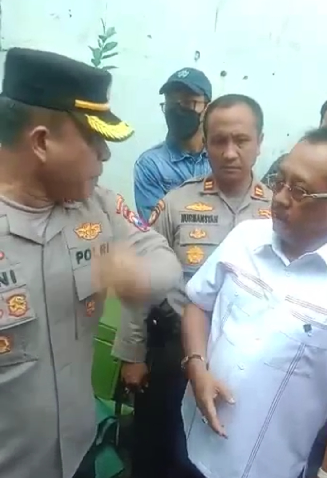 Kabagops Polrestabes AKBP Toni Lecehkan Wakil Walikota Surabaya Di Depan Publik. 