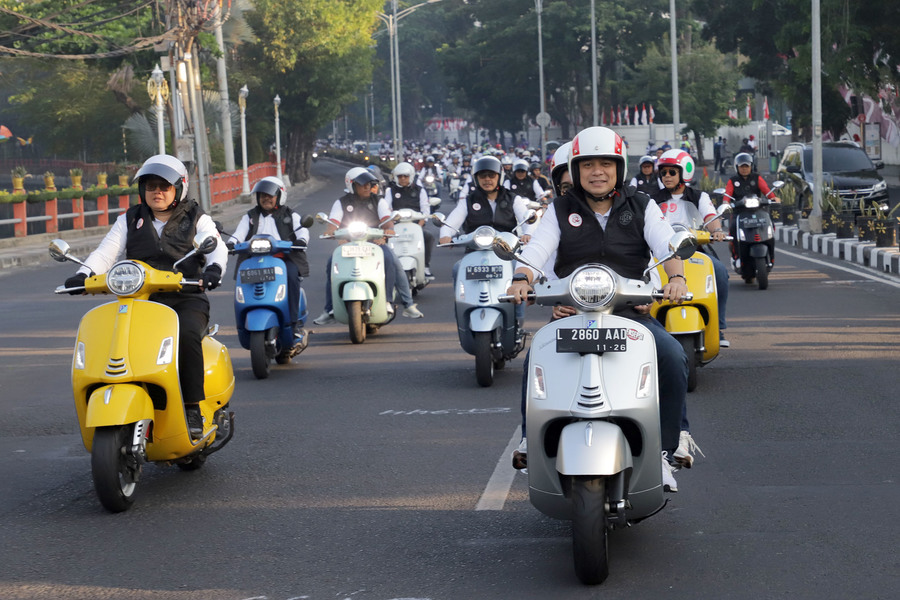 Walikota Eri Cahyadi Sunmori Bersama Komunitas Vespa Di HUT Bank Jatim Ke-62