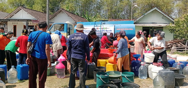 Muhammadiyah Cabang Sukosewu Sumbangkan Air Bersih ke Daerah Kekeringan
