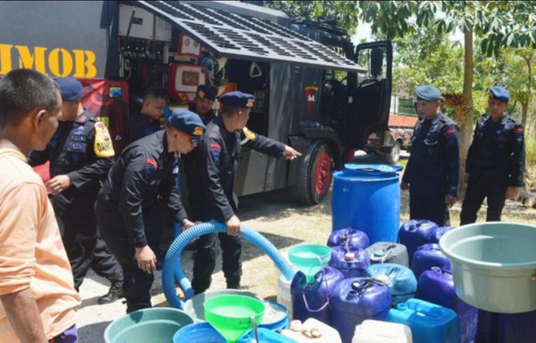 Brimob Bojonegoro Salurkan Air Bersih ke 3 Desa yang Alami Dampak Kemarau