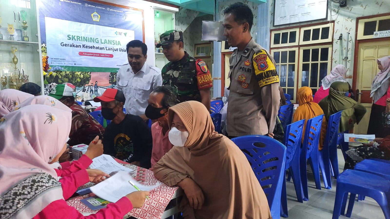 Pendampingan Babinsa Manyar dalam Kegiatan Pelayanan Kesehatan Masyarakat