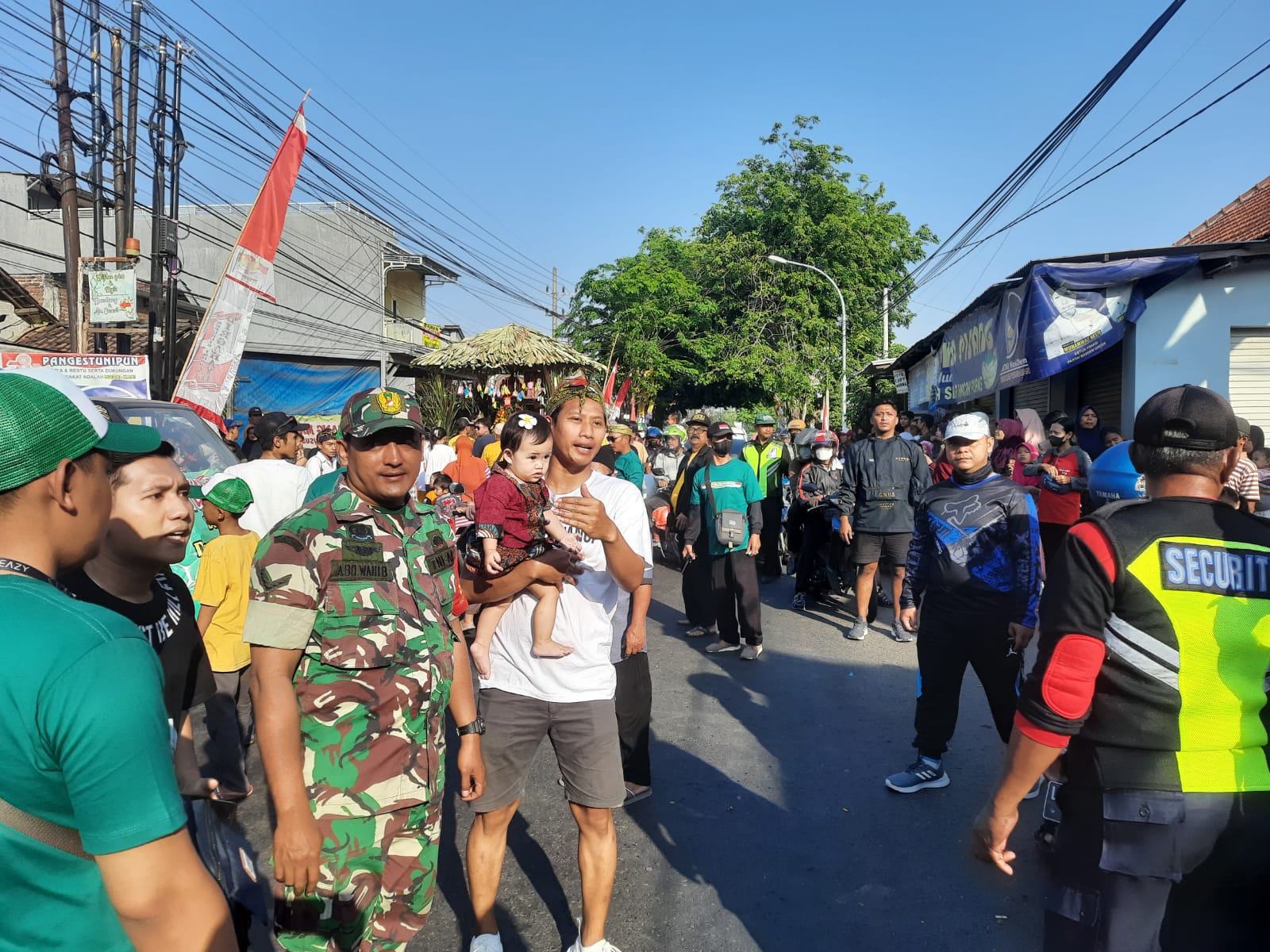 Aktif Dampingi Rangkaian Kegiatan Sedekah Bumi Desa Binaan, Babinsa Kawal Pelaksanaan Karnaval
