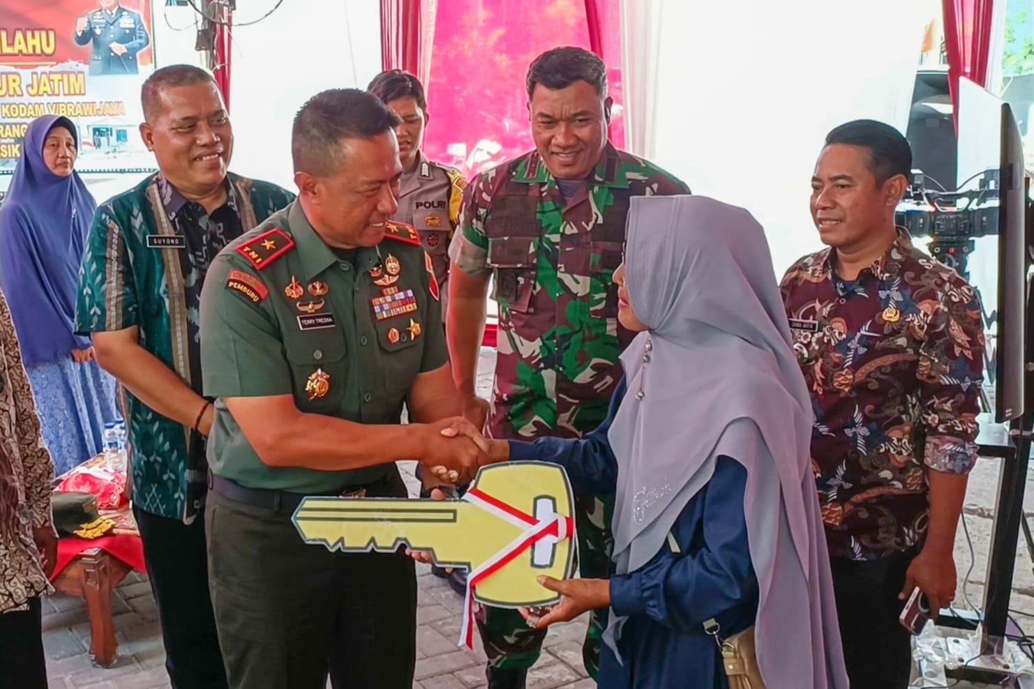 Dandim Gresik Dampingi Danrem 084/BJ Menyerahkan Kunci Secara Simbolis Program Rutilahu dan Pembangunan Jamban Teritorial Kodim 0817/Gresik