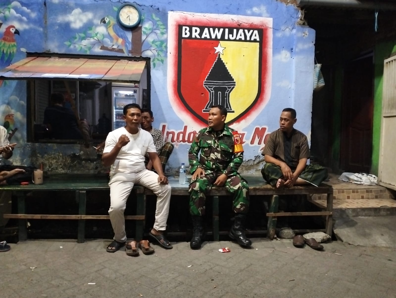 Jalin Keharmonisan Dengan Warga, Babinsa Komsos di Wilayah Binaan