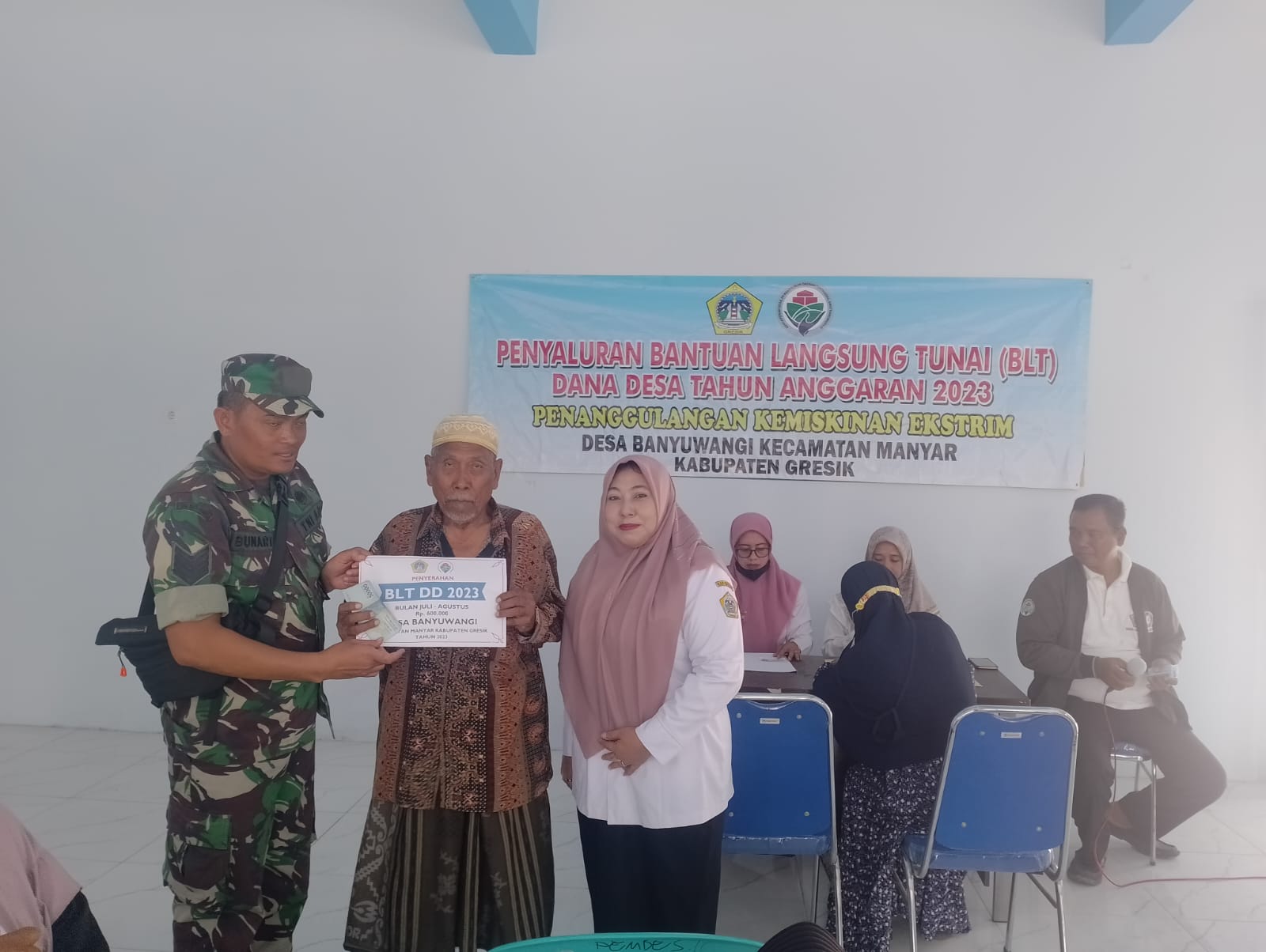 Pendampingan Penyaluran BLT Dana Desa, Babinsa Manyar Berharap Tepat Sasaran