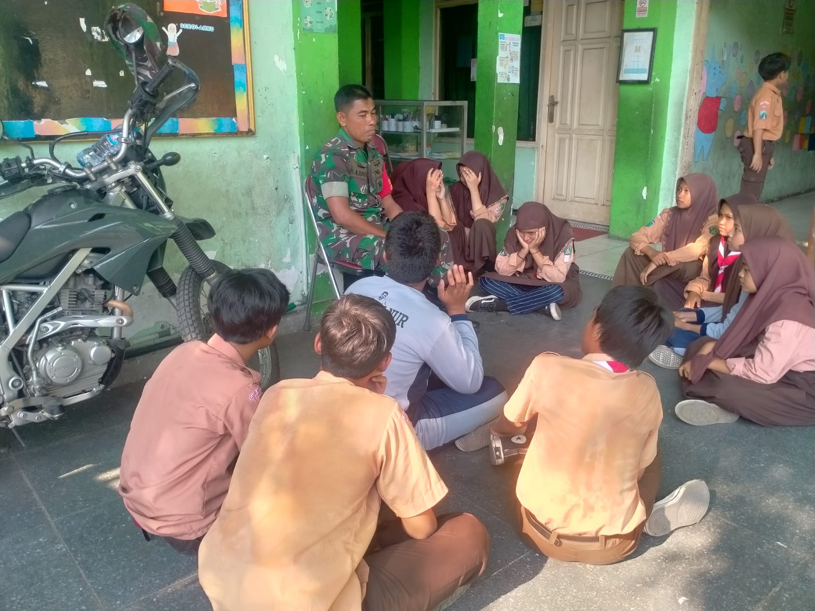 Babinsa Pegirian Ajarkan Wasbang Di SMP KHM Nur