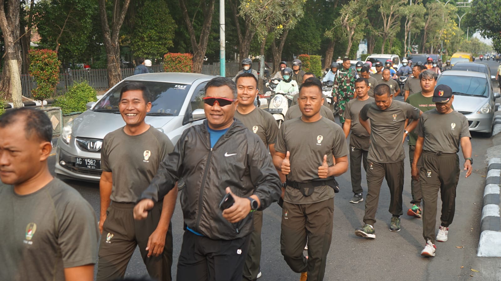 Pacu Semangat dengan Badan Sehat, Anggota Kodim Gresik Laksanakan Olahraga Pagi Bersama