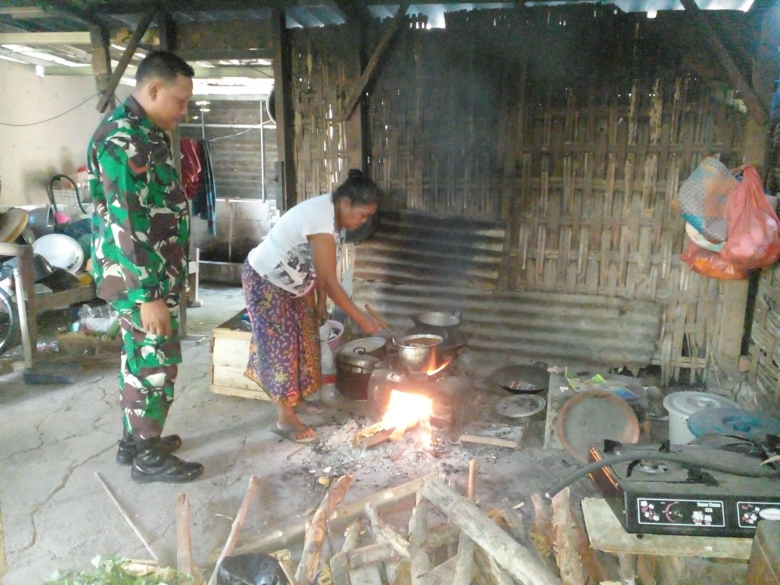 Peduli Sesama, Babinsa Babat Jerawat Sambangi Dapur Warga