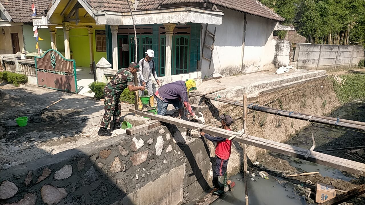 Karya Bhakti Babinsa Wringinanom Bersama Warga Bangun Jembatan