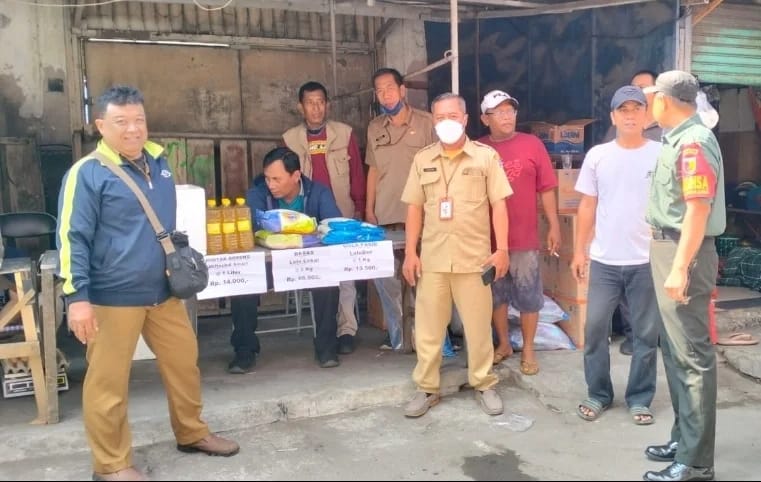 Bersama Tiga Pilar, Babinsa Krembangan Utara Dampingi Kegiatan Pasar Murah