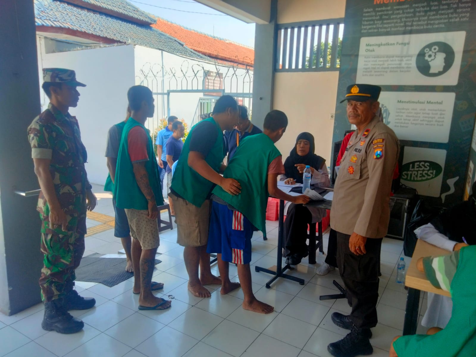 Pendampingan Babinsa dalam Pemeriksaan Kesehatan Warga Lapas oleh PKBI Jatim dan UPT Puskesmas Cerme