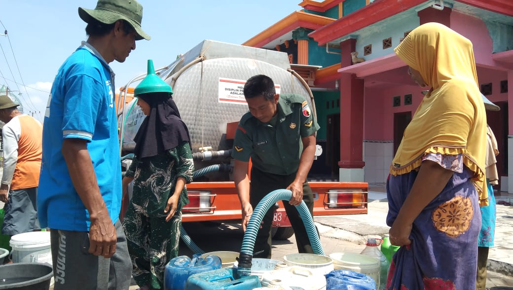 Kekeringan Melanda Di Wilayah Binaan, Danramil Instruksikan Babinsa Bantu Pendistribusian Air Bersih