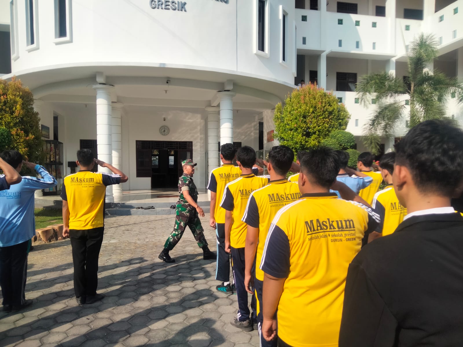 Babinsa Koramil Dukun beri Pelatihan PBB bagi Siswa MA Maskumambang