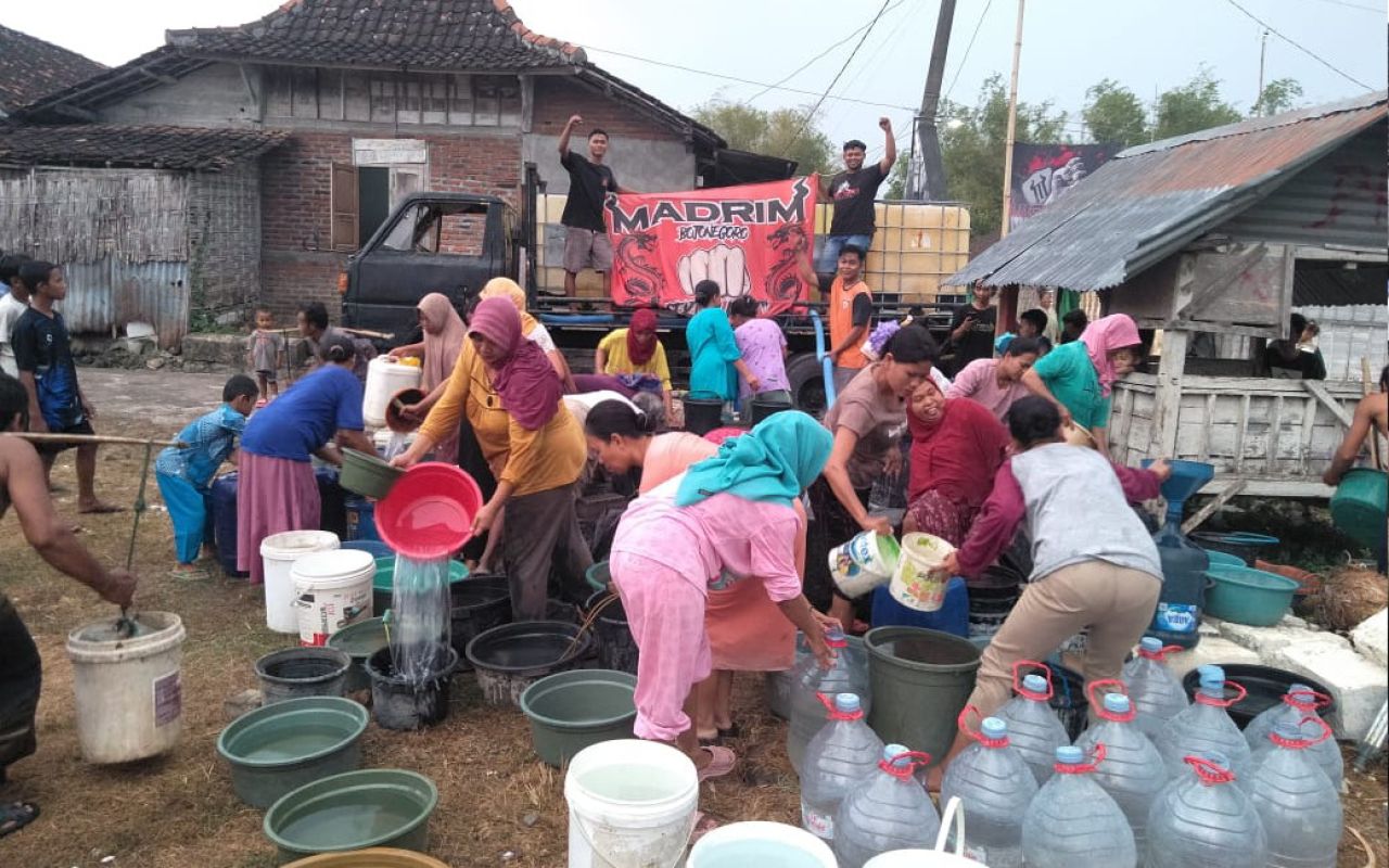 Mengintip Jiwa Sosial Komunitas Madrim Bojonegoro, Bantu Air Bersih ke Warga