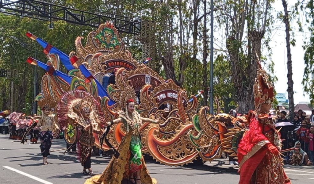 Penampilan SMAN 1 Pukau Penonton di Pawai Budaya Bojonegoro