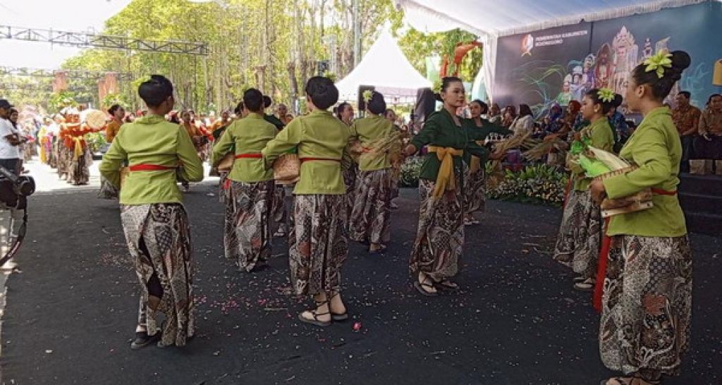 Angkat Sejarah Kwangen, Penampilan SMKN 1 Pukau Penonton di Pawai Budaya Bojonegoro