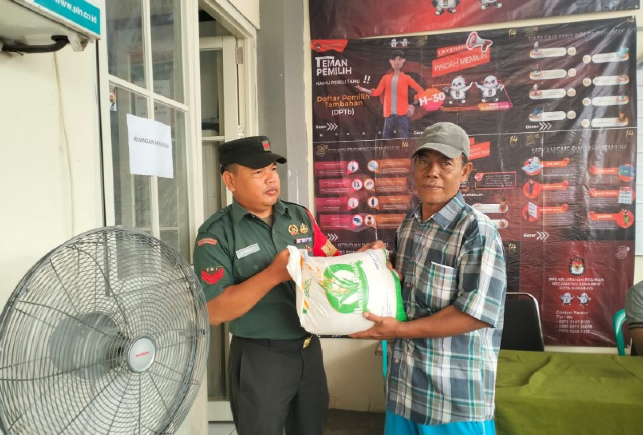 Babinsa Pegirian Dampingi Pendistribusian Bantuan Beras di Wilayah