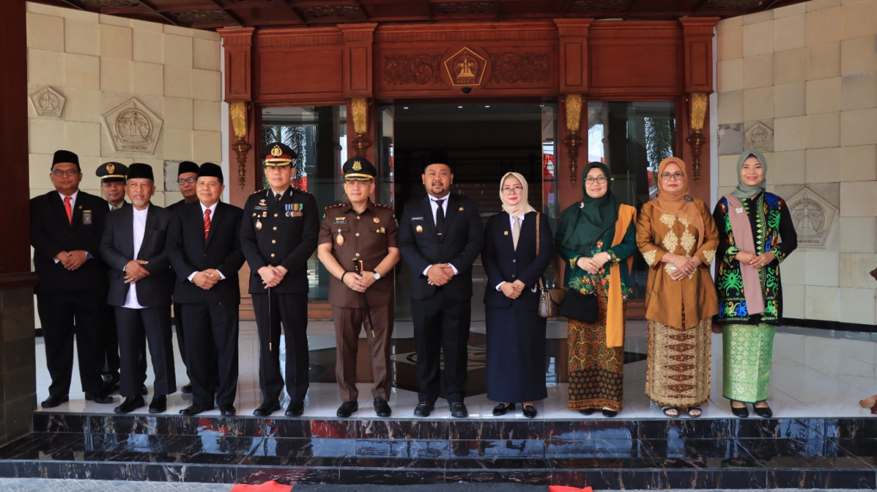 Kapolres Gresik Dampingi Bupati Gresik Upacara Kesaktian Pancasila Di Lapangan Kantor Bupati Gresik