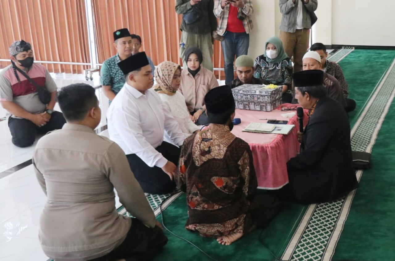 Polres Gresik Fasilitasi Sejoli Pembuang Bayi Menikah di Masjid Al Aziz