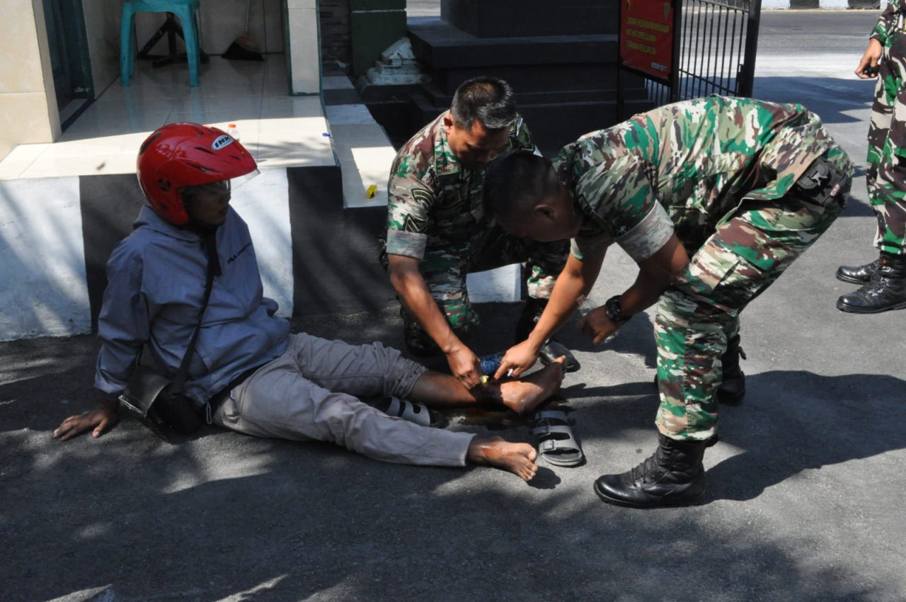 Kesigapan Anggota Makodim Gresik, Bantu Korban Tabrakan Sepeda Motor di Jalan