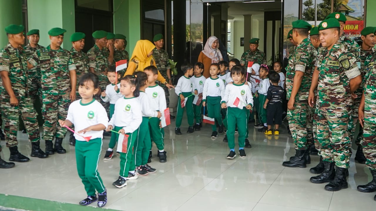 Rombongan Anak TK Beri Kejutan Datangi Makodim 0817/Gresik