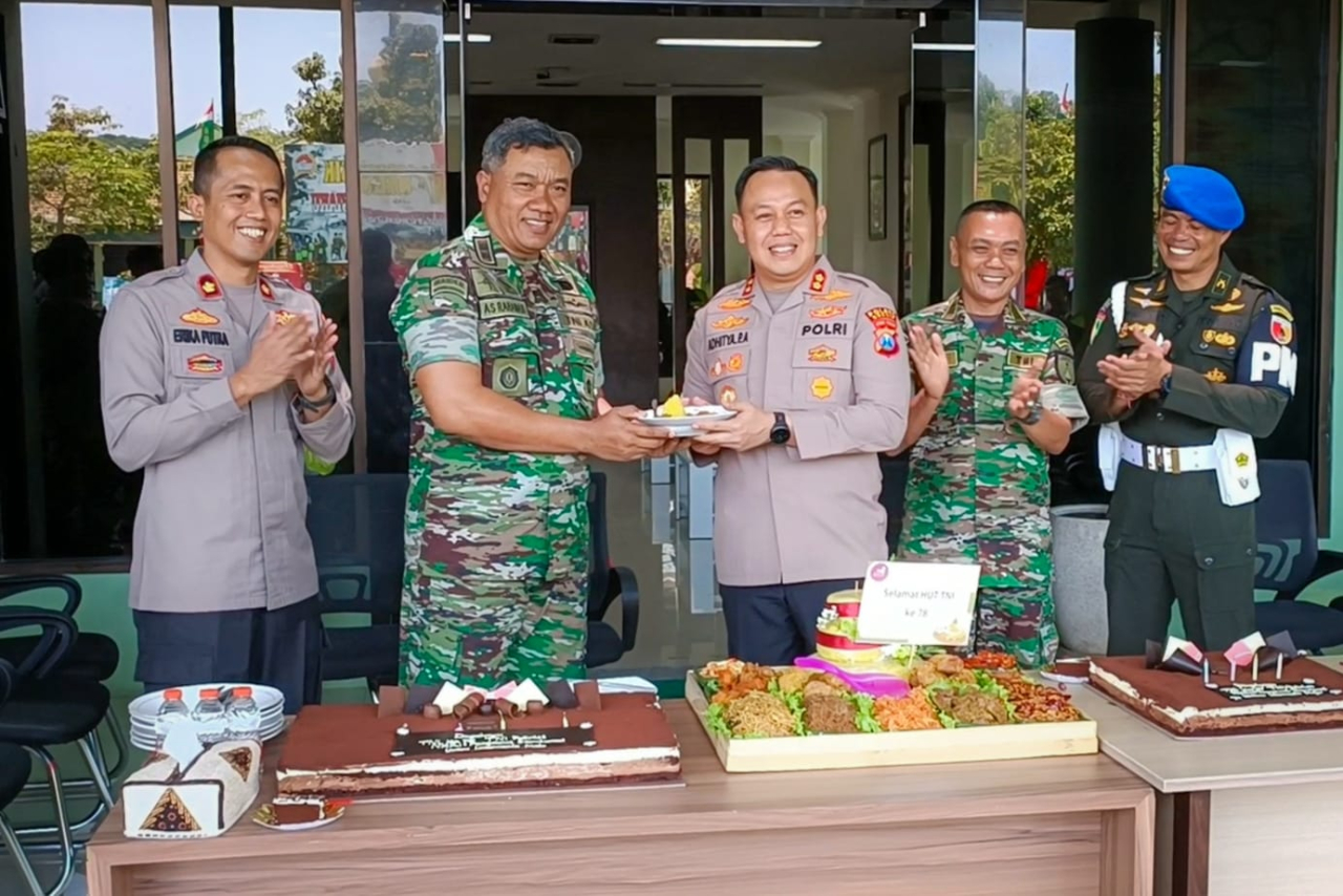 Surprise Kapolres Kepada Dandim Gresik dalam HUT TNI Ke-78, Wujud Soliditas TNI-Polri