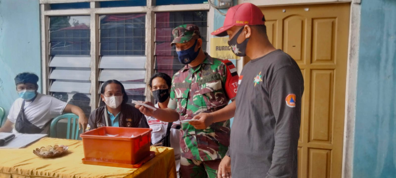 Babinsa Koramil Menganti Dampingi Acara Sunat Massal dan Santunan Anak Yatim