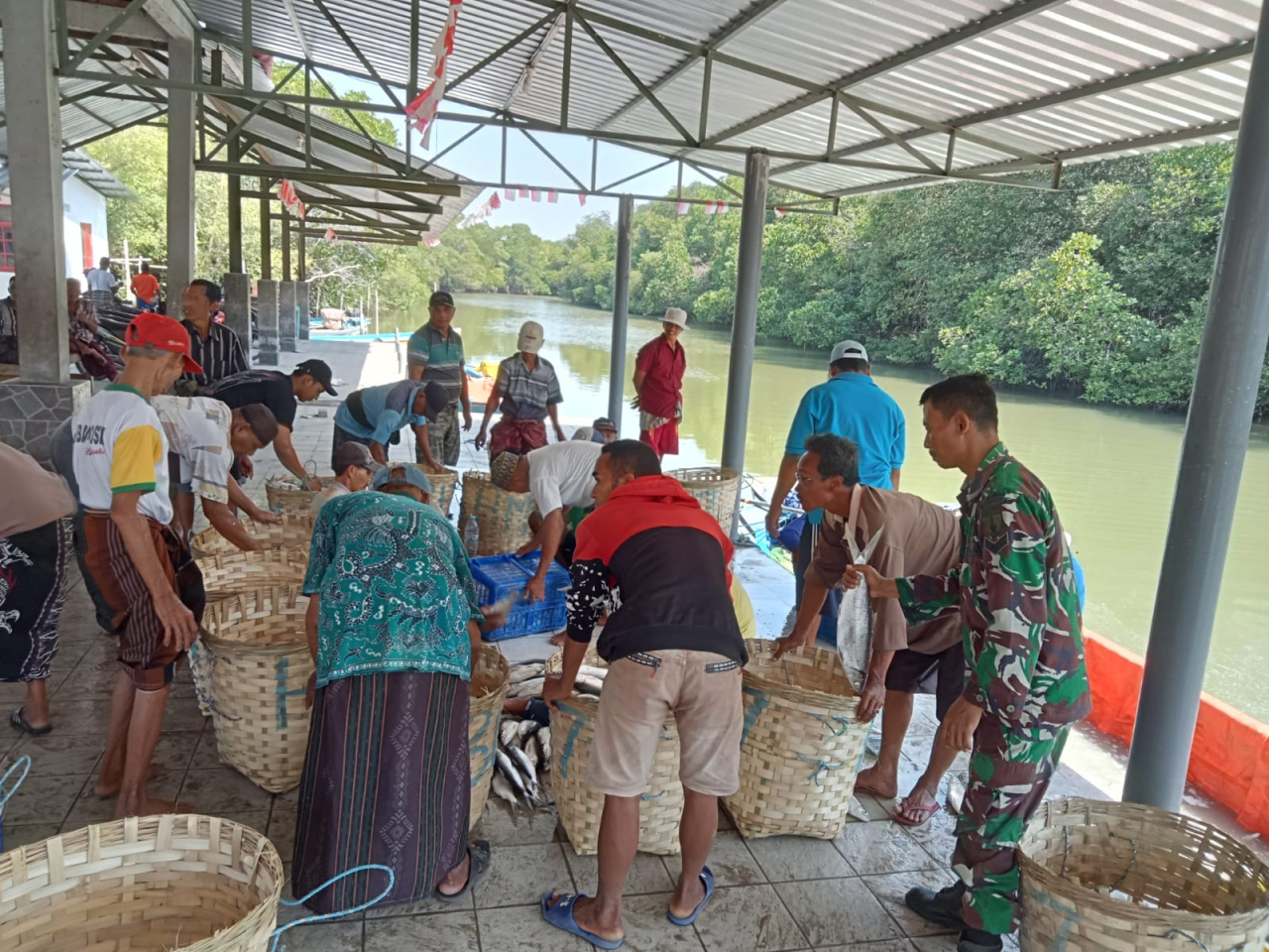 Babinsa Bungah Dampingi Warganya di Tempat Pelelangan Ikan Desa Watu Agung