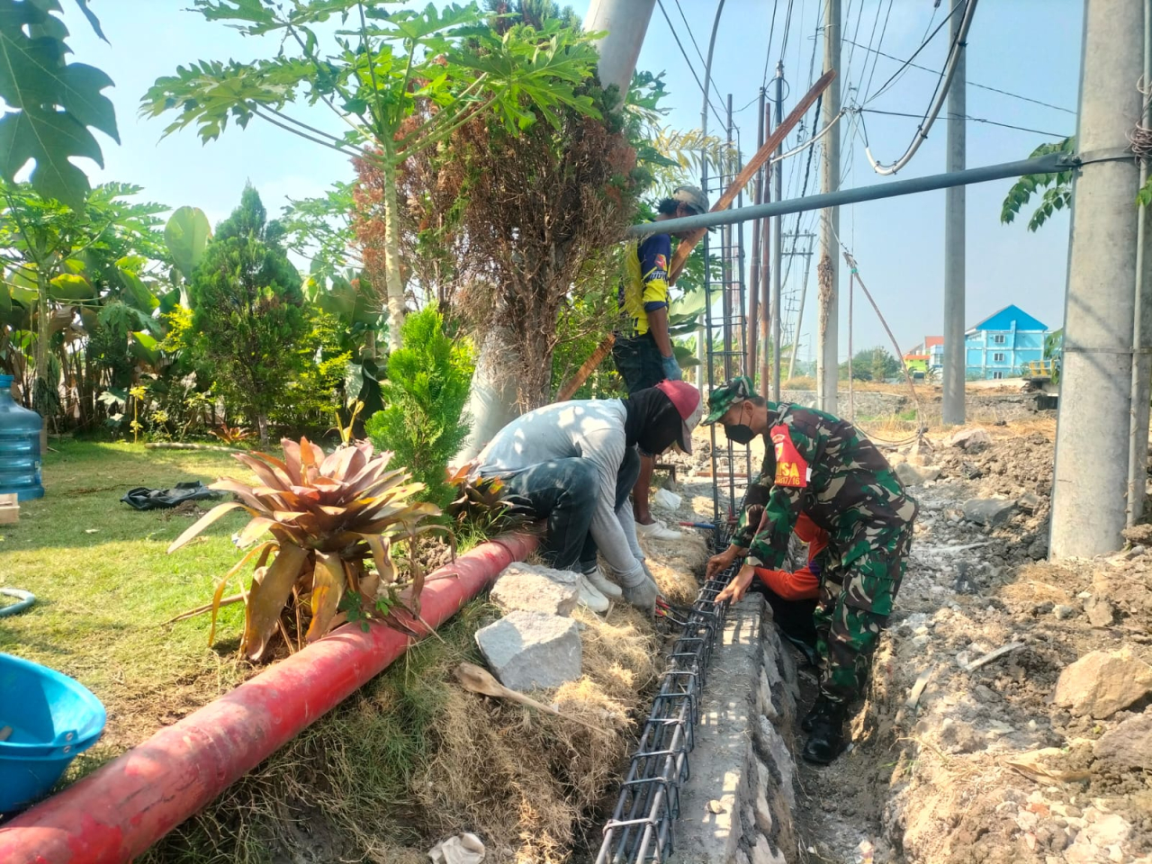 Babinsa Dukuh Laksanakan Karya Bakti Pembangunan Pagar Pondok Pesantren