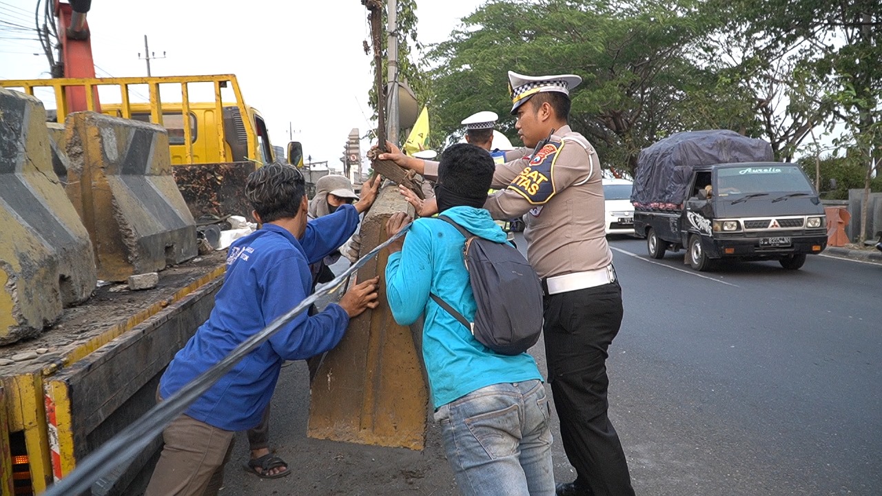 Satlantas Polres Gresik Rekayasa Simpang Empat Bunder Untuk Keselamatan Warga