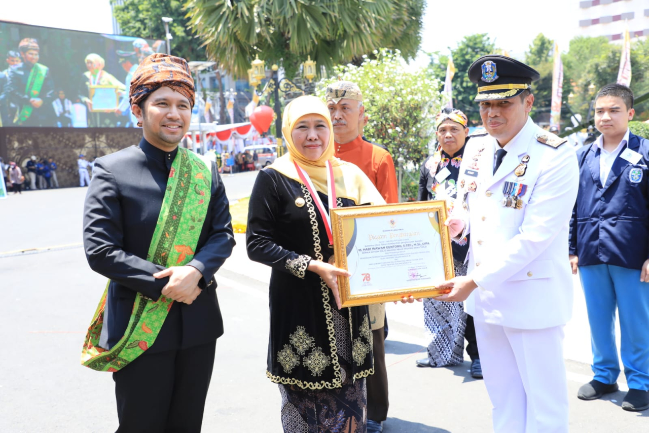 Satpol PP Jatim Terima Penghargaan dari Gubernur pada Upacara Peringatan Hari Jadi Ke-78 Provinsi Jawa Timur Tahun 2023