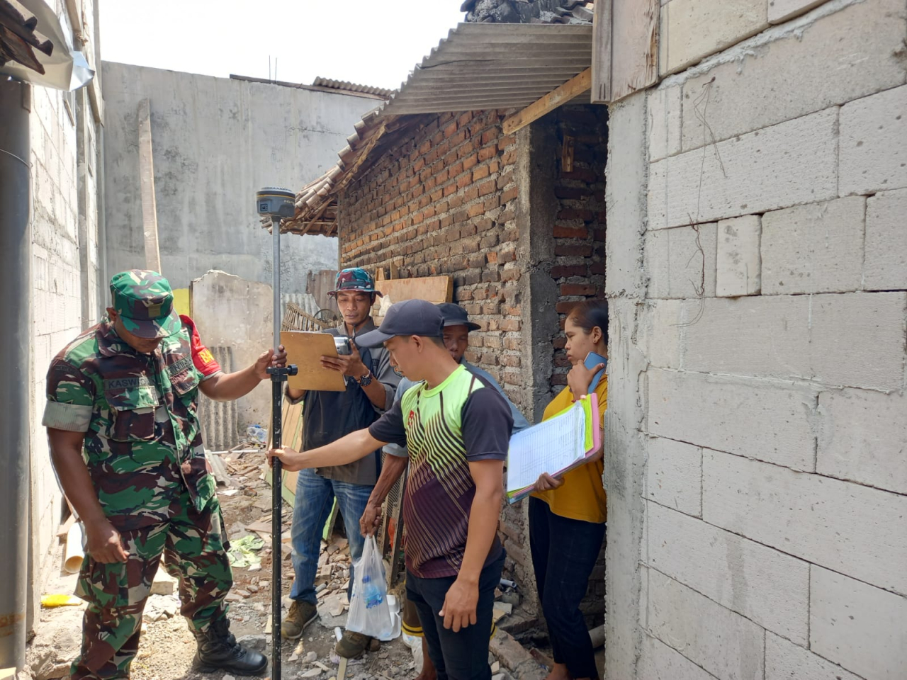 Babinsa Kedamean Dampingi Petugas PTSL Ukur Tanah Warga Binaan