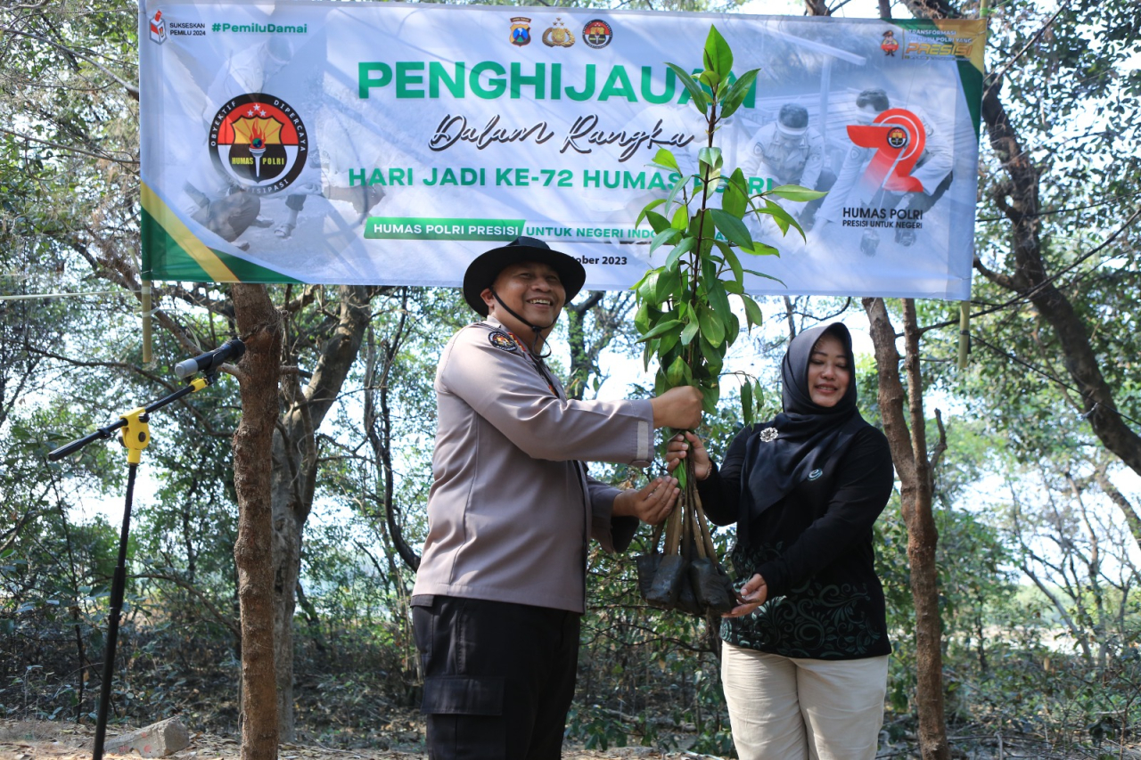 Minimalisir Abrasi Bidhumas Polda Jatim dan Jajaran Tanam Ribuan Bibit Mangrove