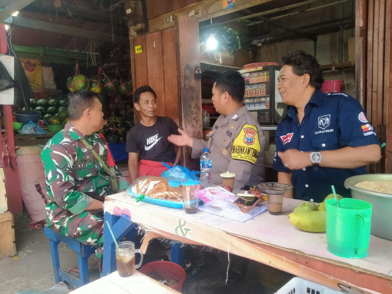 Bangun Silahturahmi Babinsa Bersama Bhabinkamtibmas Komsos dengan Pedagang Pasar