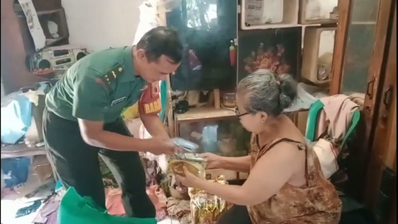 Masuk Dapur, Babinsa Beri Sembako