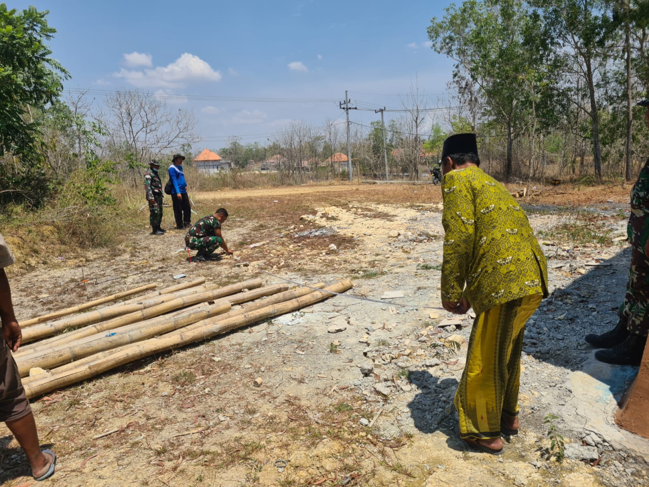 Di Lokasi Desa Rabasan Babinsa Kedungdung Dampingi Tim Menhan Pencarian Mata Air Bersih