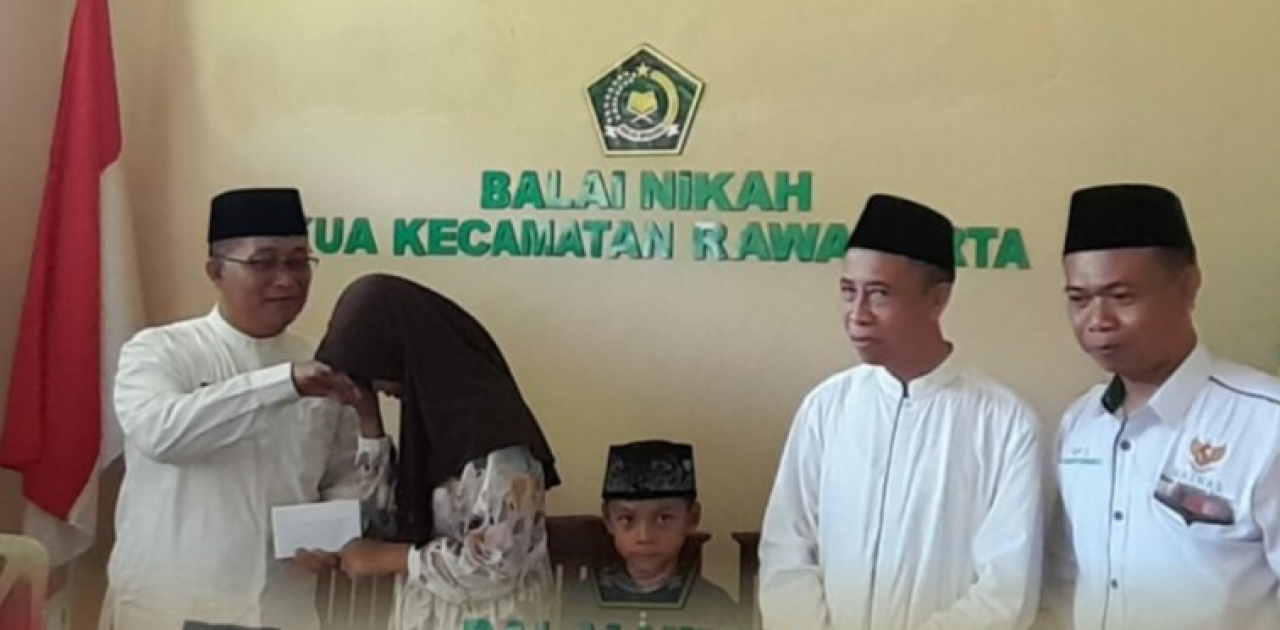 Rangkaian HSN Kasubag Tata Usaha Kemenag Karawang Turut Menyerahkan Santunan Anak Yatim