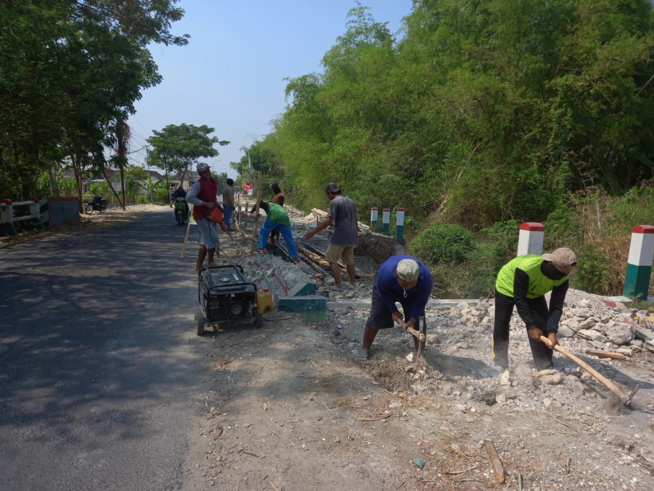 Karya Bakti Pelebaran Jembatan Mempererat Kebersamaan Babinsa bersama Masyarakat