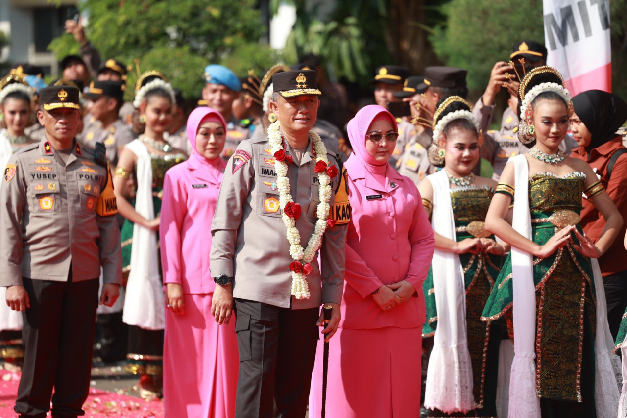 Irjen Pol Imam Sugianto beserta istri di Markas Polda Jatim disambut oleh Wakapolda Jatim Brigjen Pol Akhmad Yusep Gunawan dan Pejabat Utama Polda Jatim serta pasukan dari TNI-Polri.