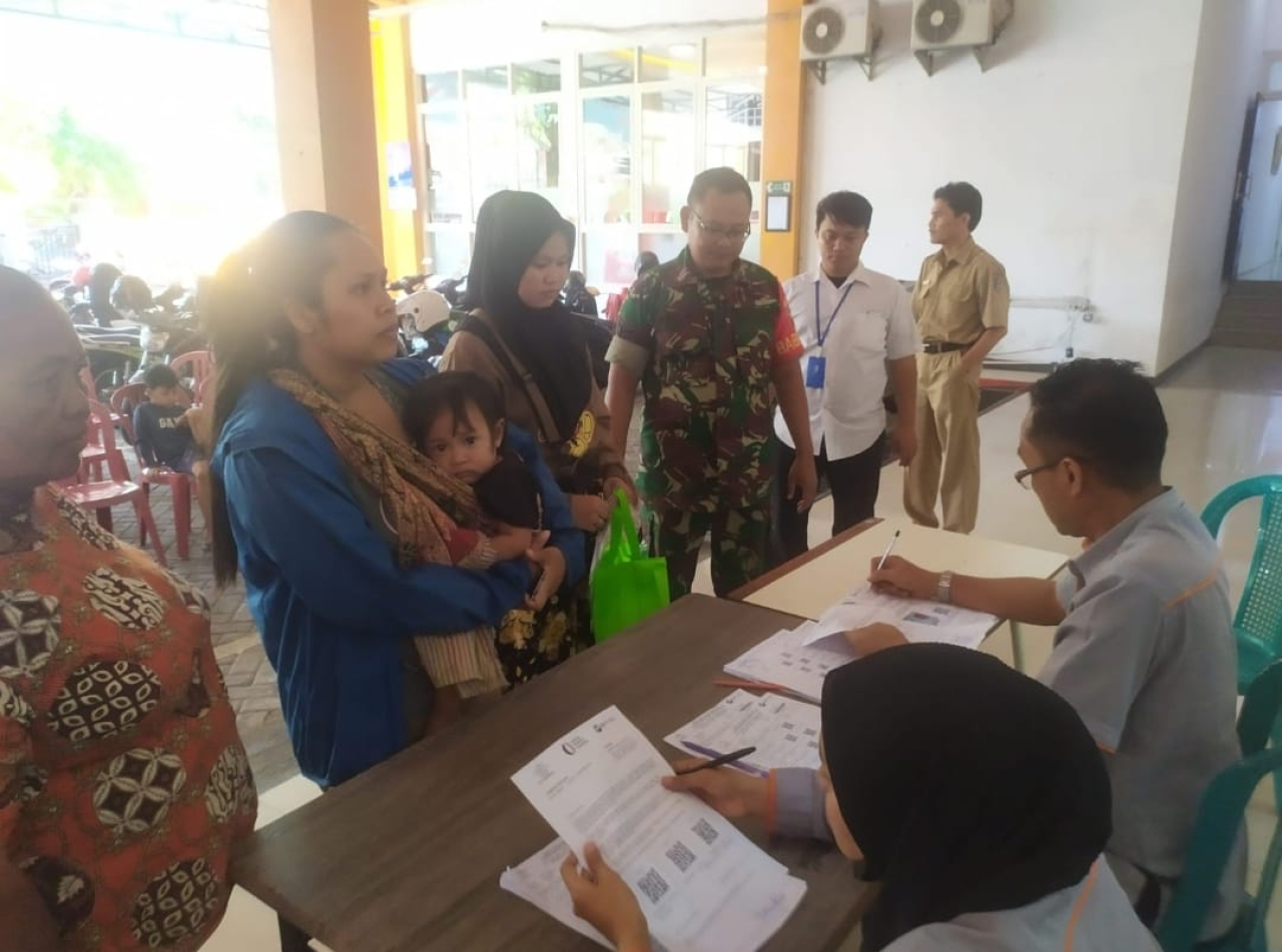 Babinsa Koramil 0830/04 Bubutan Dampingi Penyaluran Bantuan Pangan Untuk Cegah Stunting