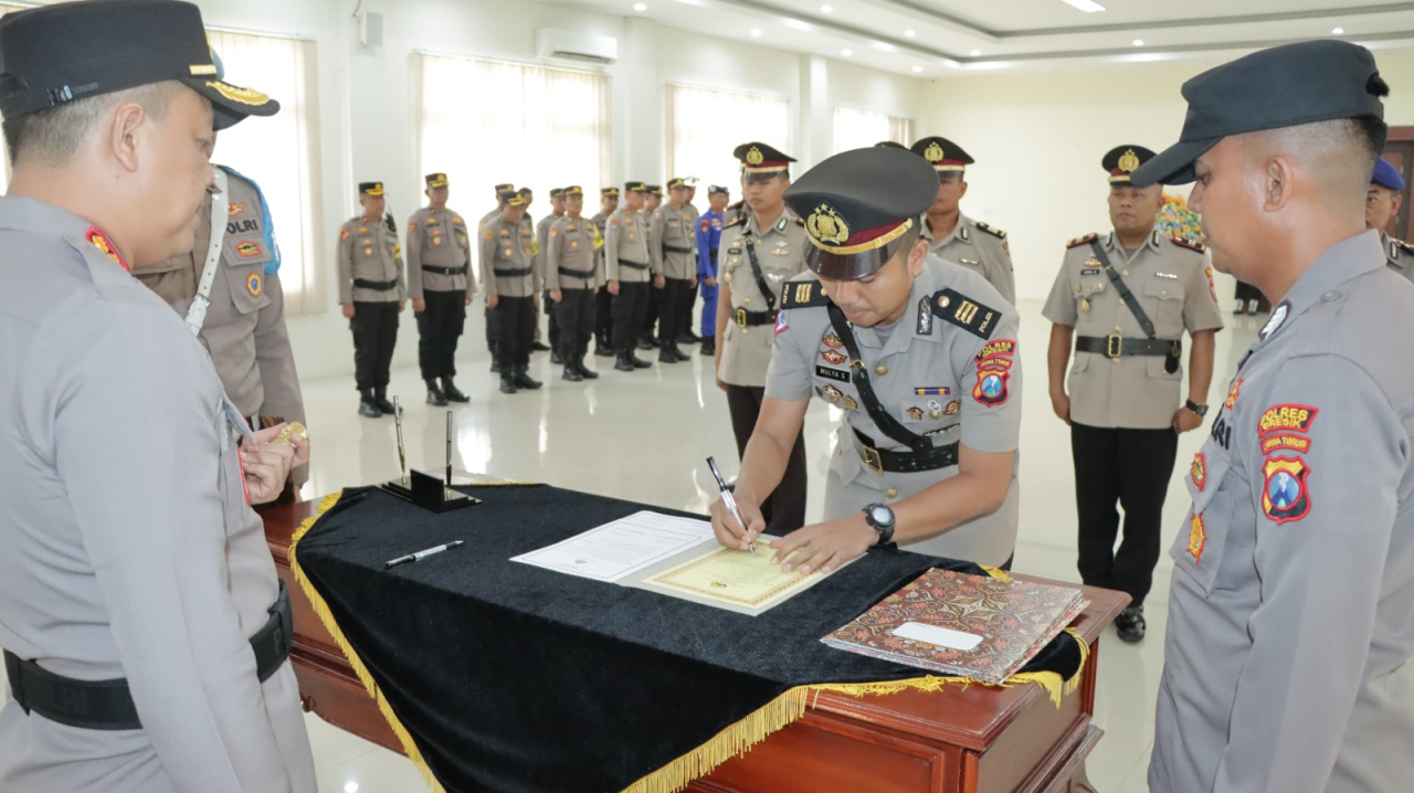 Rotasi Pejabat Polres Gresik Bergulir, Kapolres Gresik Minta Tingkatkan Kinerja Situasi Kamtibmas