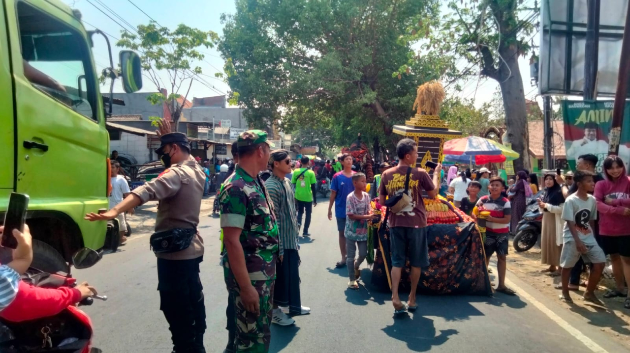 Babinsa Menganti Kawal Kegiatan Kirab Budaya Dalam Rangka Sedekah Bumi Desa Laban