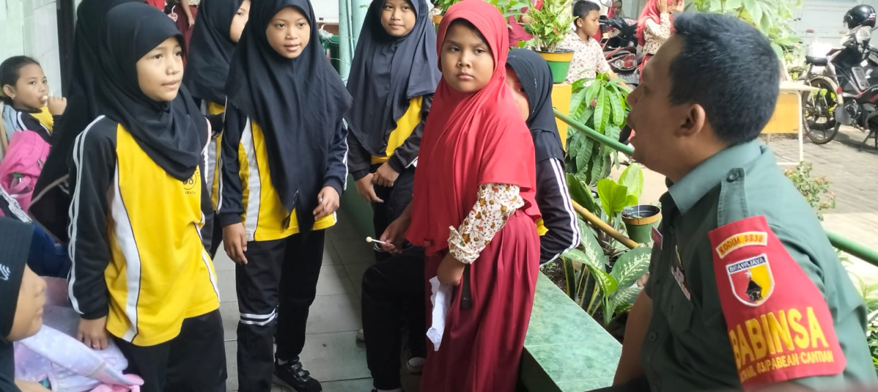 Peduli pendidikan anak sejak dini, Babinsa lakukan komsos dengan siswa-siswi SD