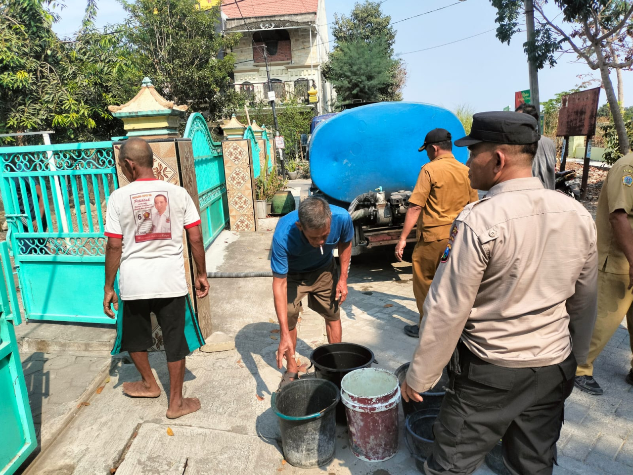 Kemarau Panjang, Polsek Cerme Bantu 10 Ribu Liter Air Bersih Kepada Warga