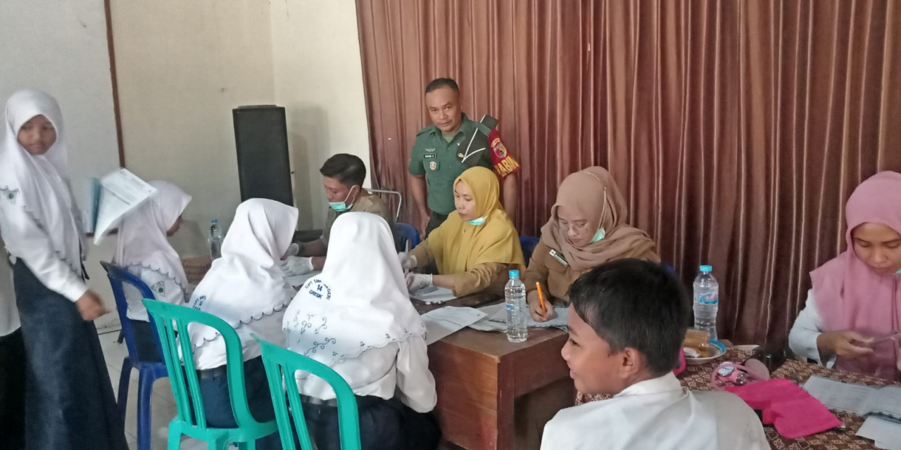 Babinsa Koramil Benjeng Dampingi Kegiatan Skrining Kesehatan Siswa SMPN 14 Gresik